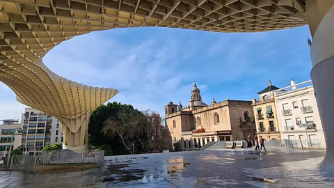 Getty Images Las Setas is een van Sevilla's meest iconische voorbeelden van architectuur, en ook de plek waar enkele van de beste flamencoshows plaatsvinden (Credit: Getty Images)