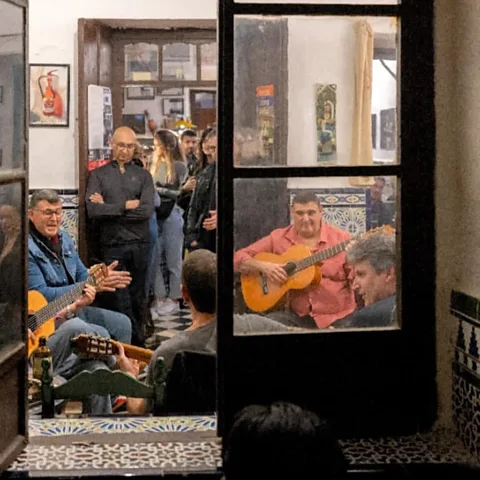 Ánima Galería Taberna Ga voor authentieke, niet-geënsceneerde flamenco-jamsessies rechtstreeks naar Ánima Galería Taberna (Credit: Ánima Galería Taberna)