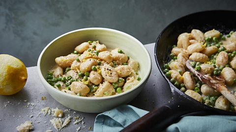 Creamy pea gnocchi