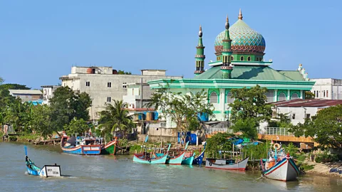 Simon Urwin Boats and temple in Aceh, Indonesia (Credit: Simon Urwin)