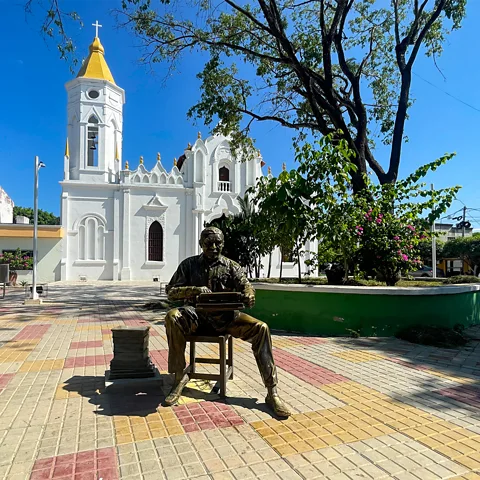 Catherine Ellis A statue of García Márquez stands in Aracataca's central square (Credit: Catherine Ellis)