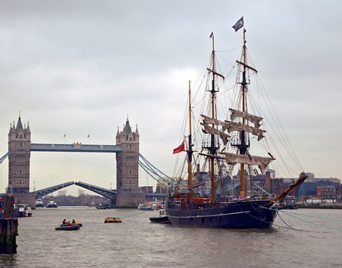 Mac-samhail dhen bhàta tràilleachd, an Zong, air Abhainn Thames
