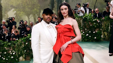 Perancang Getty Images Christopher John Rogers dan aktris Sarah Pidgeon menghadiri 2024 Met Gala (Kredit: Getty Images)