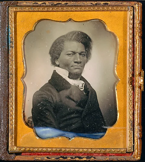 Le Metropolitan Museum of Art Portrait est un portrait du militant élégamment habillé Frederick Douglass en 1885, l'une des expositions du Met Show.