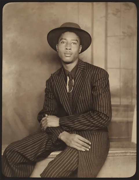 Le Metropolitan Museum of Art Zootsuit a fait ses débuts dans les années 1930 au Harlem Dance Hall et a rapidement gagné en popularité aux États-Unis (crédit: Metropolitan Museum of Art)