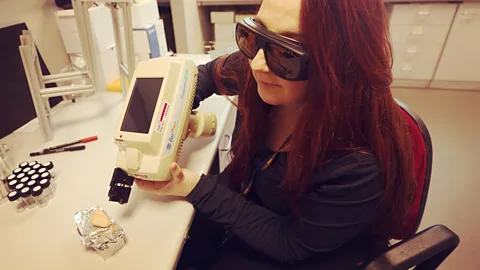Mara Leite and Marina Barecenilla Marina Barcenilla creates the smells of space in her lab (Credit: Mara Leite and Marina Barecenilla)