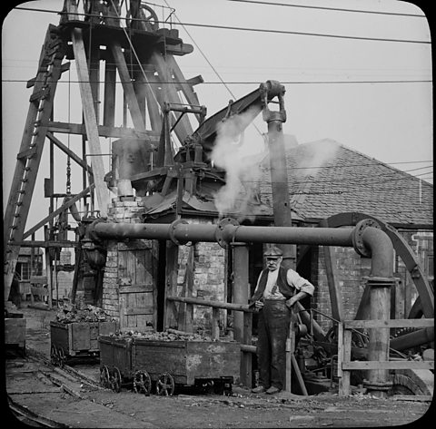 A photo showing a steam engine at Farme Colliery, Rutherglen, 1900s. 