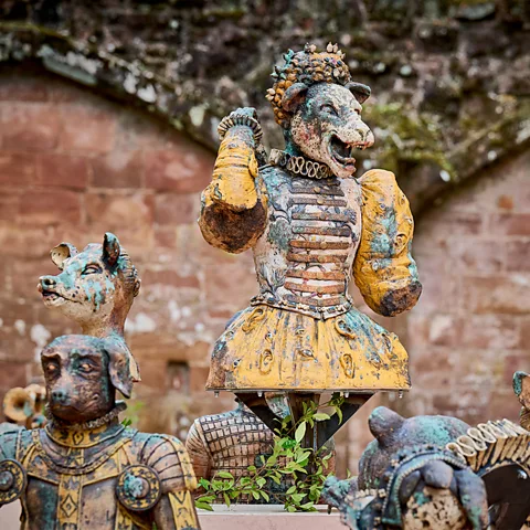 Lindsey Mendick/ Courtesy English Heritage/ Jim Holden Elizabeth's visit to Kenilworth 450 years ago this month has inspired an installation of sculptures at the castle by Lindsey Mendick (Credit: English Heritage/ Jim Holden)