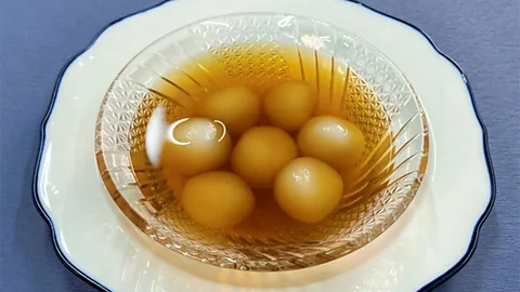 Japan's Ministry of Agriculture, Forestry and Fisheries Kanzarashi are small dumplings served in a chilled sugary syrup (Credit: Japan's Ministry of Agriculture, Forestry and Fisheries)