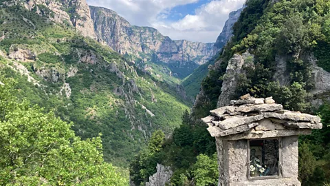 Vittoria Traverso Το φαράγγι του Βίκου αποκαλείται μερικές φορές "το ελληνικό Γκραν Κάνυον" (Σύστημα: Vittoria Traverso)