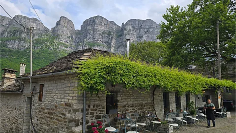 Στέφανι Κοντομίχαλος Μια μικρή τουριστική κίνηση έρχεται τώρα στο Ζαγόρι (Πίστωση: Στέφανι Κοντομίχαλος)