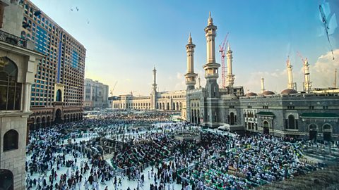Image of Mecca where there is a large mosque and lots of people. 