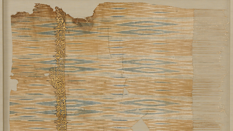A piece of textile from the late 9th–early 10th century showing a tiraz.