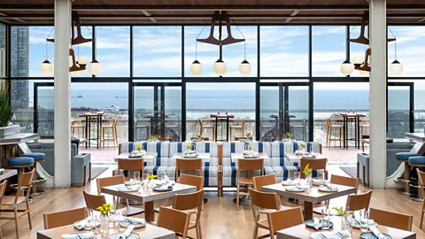 Daniel Kelleghan Photography Unwind from an afternoon of shopping with a relaxed rooftop lunch at Cindy's on the 13th storey of the historic Chicago Athletic Association (Credit: Daniel Kelleghan Photography)