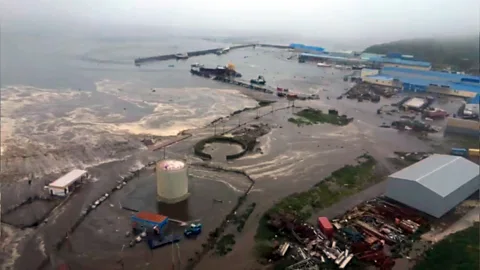 Getty Images The tsunami wave caused flooding in the Russian city of Severo-Kurilsk following the magnitude 8.8 earthquake off the Kamchatka Peninsula (Credit: Getty Images)