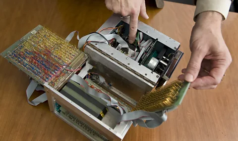 Getty Images The camera Sasson built eventually weighed around 8lb (3.2kg) but it was still portable (Credit: Getty Images)