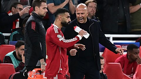 Mo Salah talking to Arne Slott.