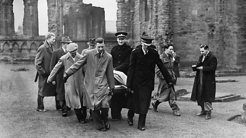 Alamy 1950s archive photo of police and others carrying the Stone of Destiny at the handover of the stone at Arbroath Abbey (Credit: Alamy)