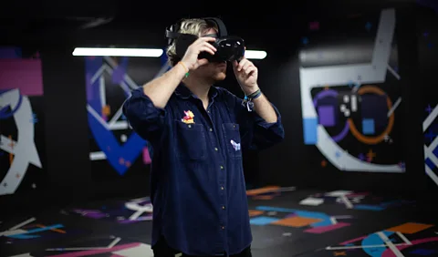 BBC/ Javier Hirschfeld Adam Bloodworth wearing a VR headset at the Titanic: Echoes from the Past experience in north London (Credit: BBC/ Javier Hirschfeld)