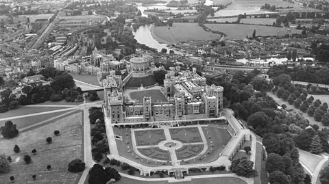 Një pamje ajrore bardhë e zi e Kështjellës Windsor në qendër dhe zonës përreth të tokës dhe shtëpive