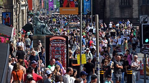  Crowds at Edinburgh Fringe Festival 2025. People are packed into an Edinburgh street in the sunshine 