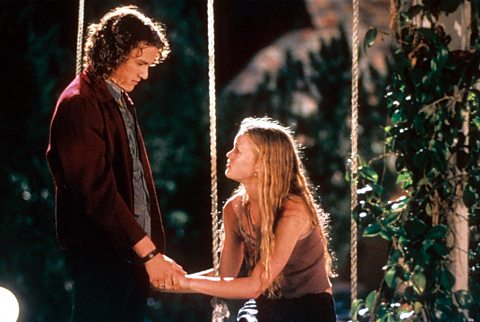 Heath Ledger and Julia Stiles on a swing in a scene from the film '10 Things I Hate About You'