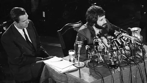 Getty Images Former NYPD detective Frank Serpico (right) testifying before the Knapp Commission in 1971 (Credit: Getty Images)
