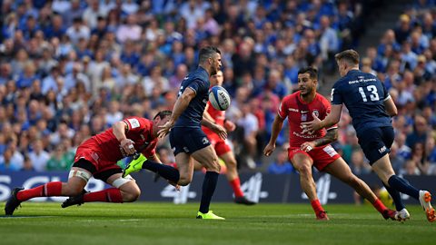 Rob Kearney of Leinster switches a pass inside to team-mate Garry Ringrose during the Heineken Champions Cup Semi-Final match between Leinster and Toulouse at the Aviva Stadium in Dublin