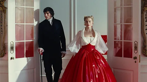 La nueva película de la directora de Warner Bros Saltburn, Emerald Fennell, ya ha recibido críticas por su casting, vestuario y contenido erótico (Crédito: Warner Bros)