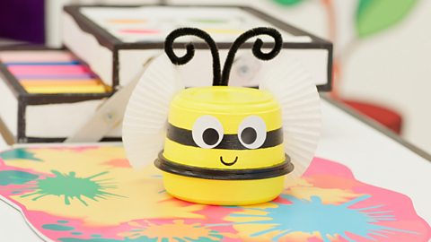 Create this cute yoghurt pot bee