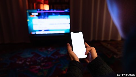 Programmes for those not watching 给不看屏幕的人设计的电视节目