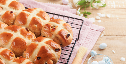 Image of several hot cross buns cooling on a tray