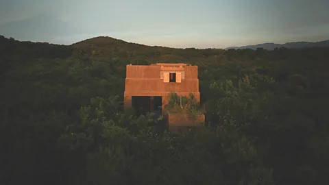 Richard Powers/ Courtesy of Rizzoli New York Remote rose-coloured modern home on a hillside at dusk (Credit: Richard Powers/ Courtesy of Rizzoli New York)