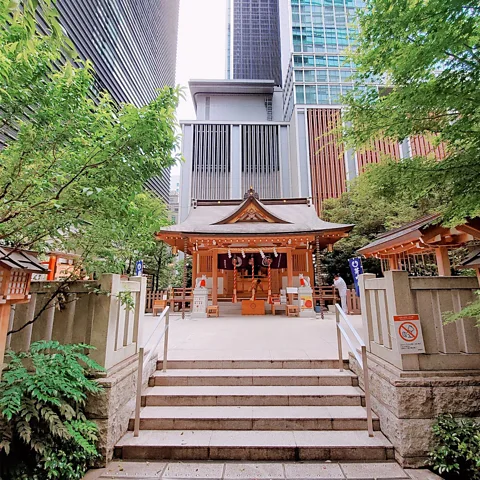 goi The small shrine is an oasis in downtown Tokyo (Credit: goi)