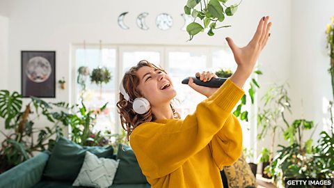 Why singing is surprisingly good for your health 为什么唱歌对你的健康有意想不到的益处