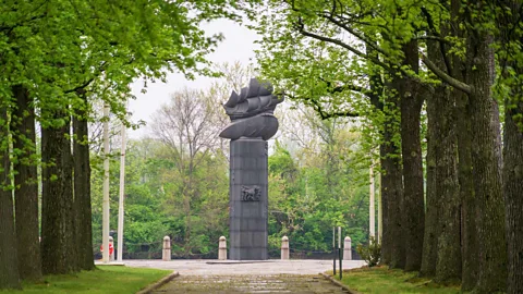 Alamy A granite monument of the Kalmar Nyckel now stands at Fort Christina Park, where the Swedes created their original settlement (Credit: Alamy)
