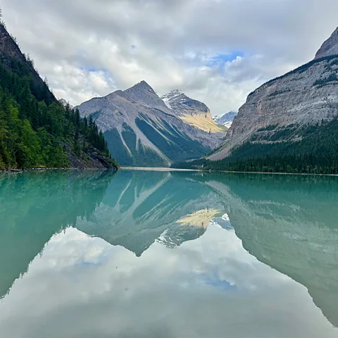 Jennifer Malloy The trail passes two glacier-fed lakes: Berg Lake and Kinney Lake (Credit: Jennifer Malloy)