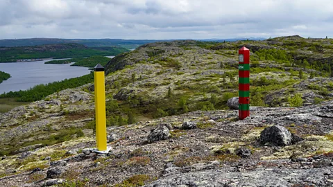Kirkenes Tours Yellow and red markers mark the border between Russia and Norway in Kirkenes (Credit: Kirkenes Tours)