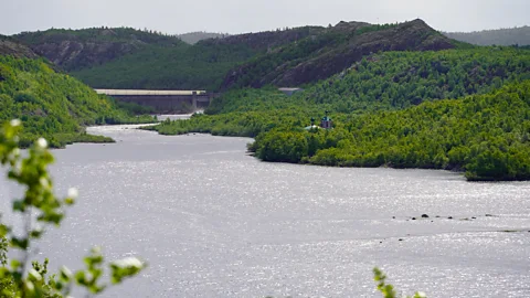 Kirkenes Tours Travellers can glimpse Russia across the Pasvik River during the border trek (Credit: Kirkenes Tours)