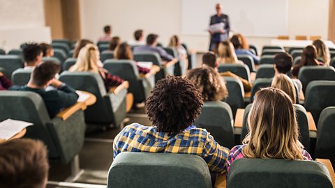 辨析英语中三个描述大学课程的词汇：“lecture”、“seminar” 和 “tutorial”
