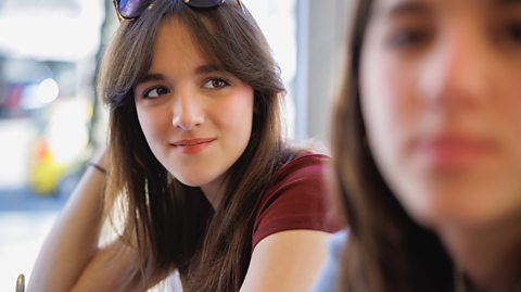 girls in cafe