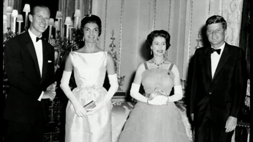 エリザベス女王90歳 64年で12人の米大統領 - BBCニュース
