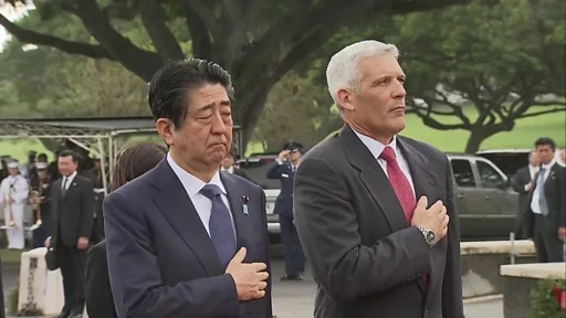 日本の安倍首相、ハワイで戦没者墓地など訪問 - BBCニュース