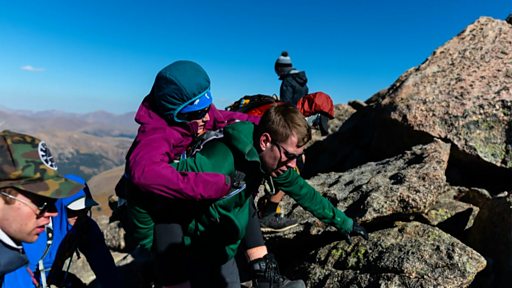 Почему 27 человек помогли туристке взобраться на гору - BBC News ...
