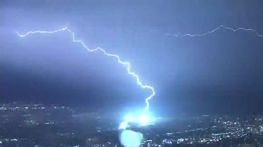 Thunderstorms light up California skies - BBC News