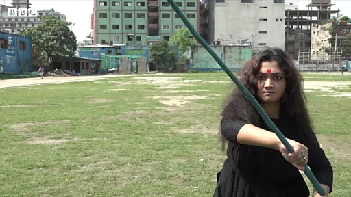 Katta toplarni yalaydi