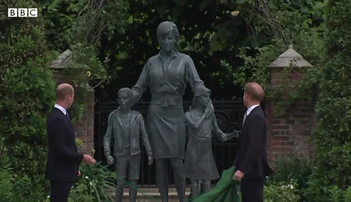 英ダイアナ元妃の銅像、両王子がそろって除幕 生誕60年 - BBCニュース