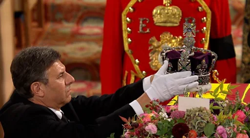 エリザベス英女王の墓標、写真公開 両親や夫の名前と共に - BBCニュース