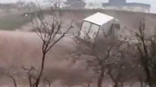 Türkiye’de sel felaketinin vurduğu iki kasabayı sular altında bırakırken 14 kişi öldü