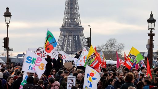 Protestas por pensiones en Francia: enfrentamientos después de que Macron ordenara aumentar la edad de jubilación sin votación